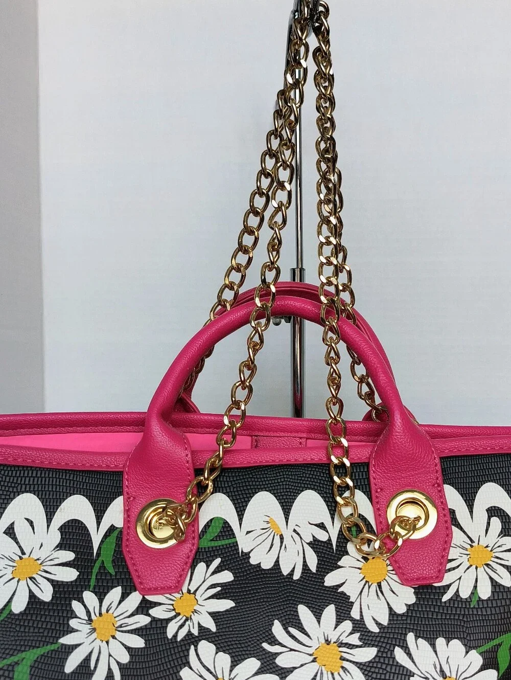 Like New Condition Betsy Johnson Scalloped Daisy Tote w/Chain Shoulder Straps - Picture 4 of 11